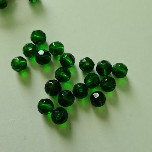Lot de 32 perles en verre multifacettes