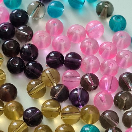 Assotiment d'environ 240 perles en verre 6mm
