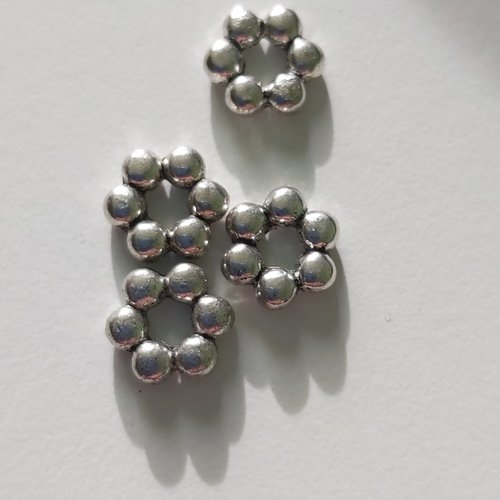 Lot de 5 perles intercalaire fleur coloris argent vieilli.