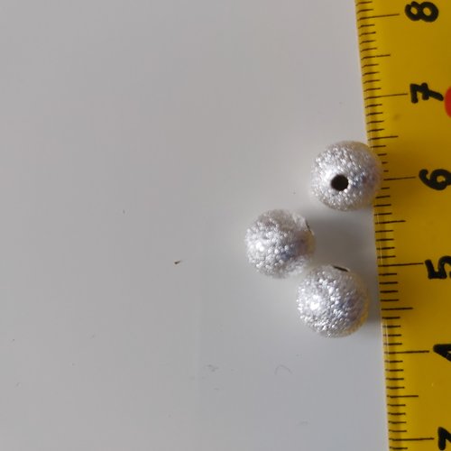 Lot de 10 perles argentées effet givré 8mm.