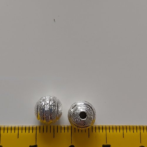 Perle en cuivre argentée rayée effet givré 8mm.