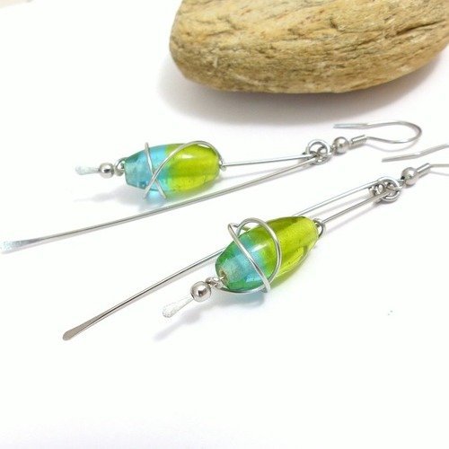 Boucles d'oreille longues vert bleu,  perles en verre et acier inoxydable (bo46)