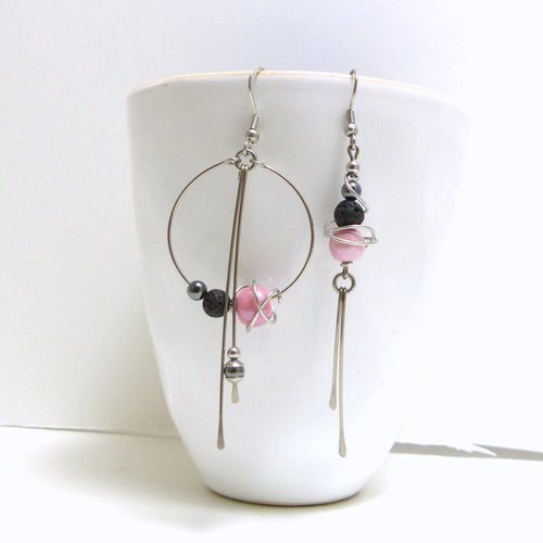 Boucles d'oreilles dépareillées asymétriques rose noir, céramique, hématite, lave et acier inoxydable
