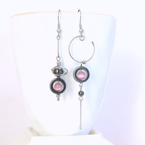 Boucles d'oreilles originales modernes dépareillées, hématite, perle rose en œil de chat et acier inoxydable