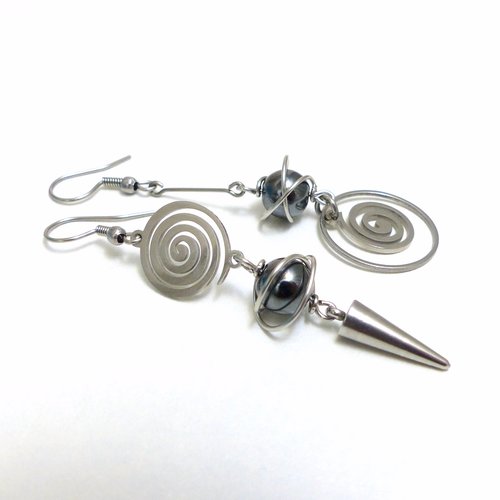 Boucles d'oreilles dépareillées asymétriques pointe spirale hématite et acier inoxydable