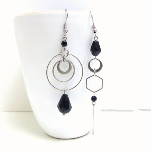 Boucles d'oreilles noires longues dépareillées asymétriques, verre facetté et acier inoxydable