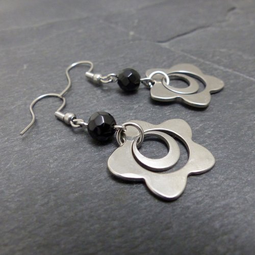 Boucles d'oreilles modernes contemporaines verre facetté et acier inoxydable martelé