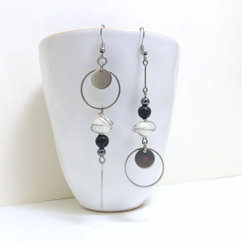 Boucles d'oreilles noir blanc dépareillées asymétriques céramique lave hématite et acier inoxydable