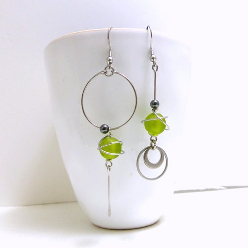 Boucles d'oreilles dépareillées asymétriques verre dépoli vert et acier inoxydable