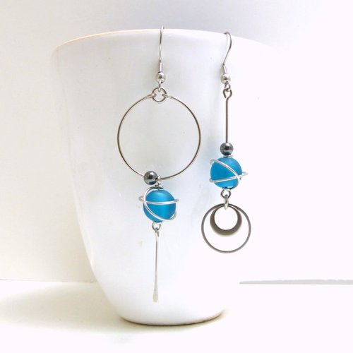 Boucles d'oreilles bleues dépareillées asymétriques verre dépoli et acier inoxydable