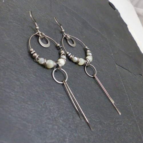 Boucles d'oreilles longues tribal chic contemporaines nacre et acier inoxydable