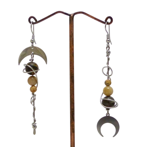 Boucles d'oreilles gris beige, tribales, dépareillées, inversées, croissant de lune, pierres naturelles et acier inoxydable