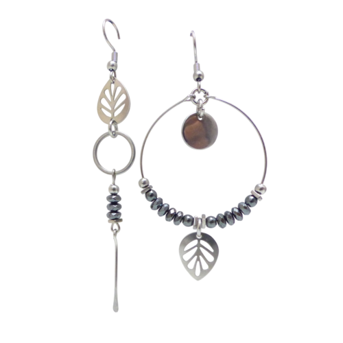 Boucles d'oreilles longues dépareillées, feuilles, hématite et acier inoxydable