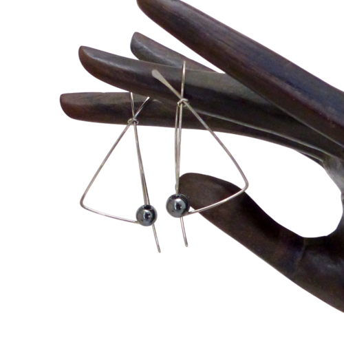 Boucles d'oreille crochets fantaisies minimalistes modernes géométrique triangle, hématite et acier chirurgical