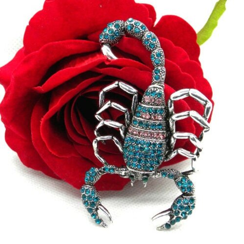 Gros pendentif scorpion articulé broche strass,