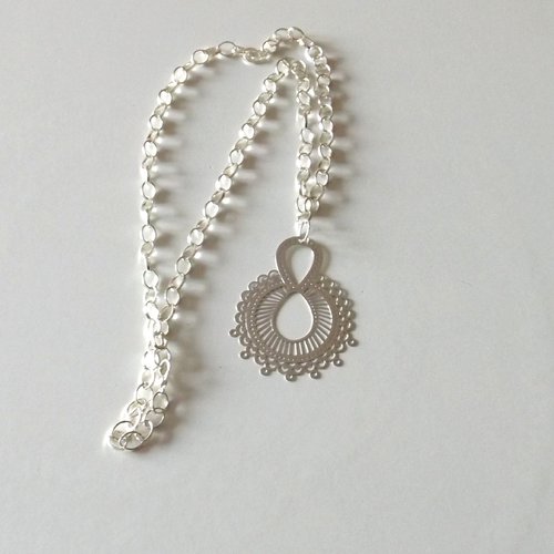 Collier en chaîne avec pendentif chandelier