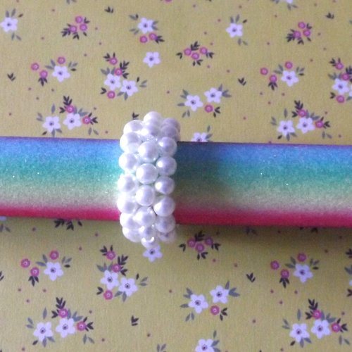 Bague avec des jolies perles blanches en verre
