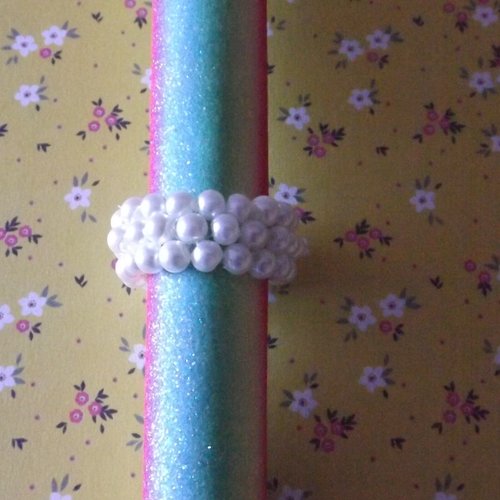 Bague avec des jolies perles blanches en verre