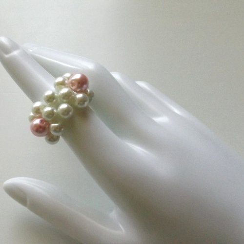 Une jolie bague avec des perles en verre