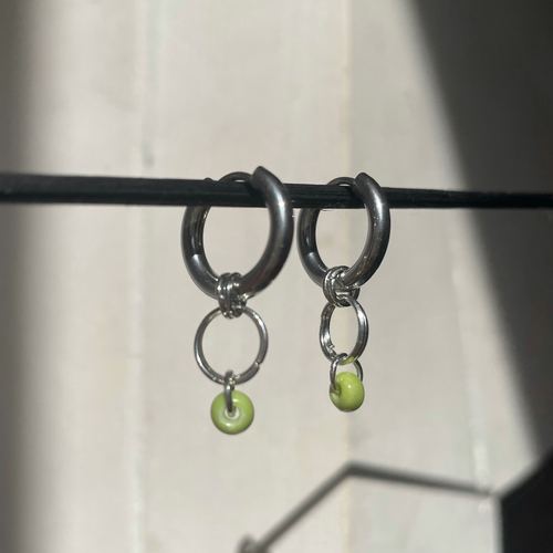 Boucles d'oreilles créoles en acier inoxydable avec perle verte