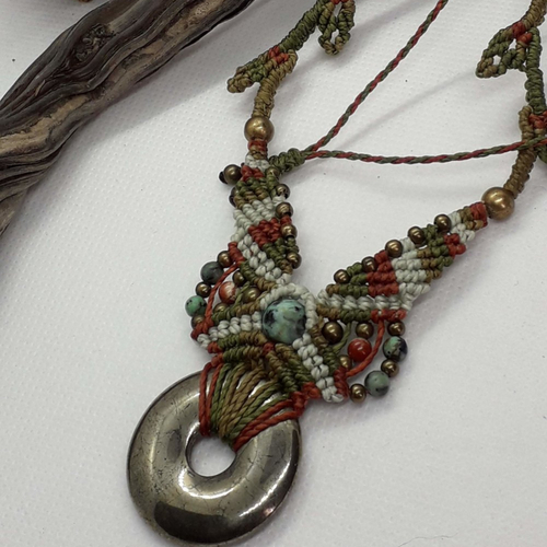 Collier en macramé pierre pyrite