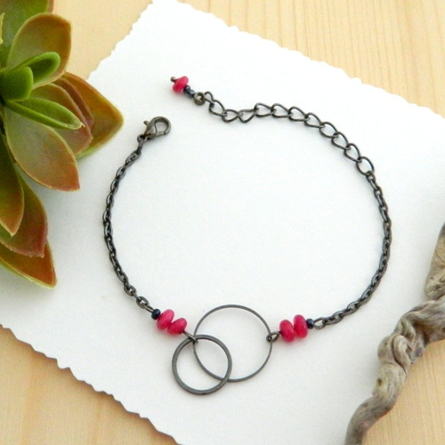 Petit bracelet fin et original, fille, perles rose framboise