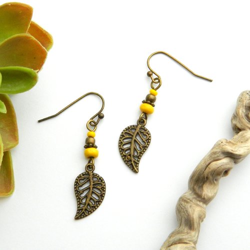 Boucles d'oreilles feuille bronze, perle jaune soleil