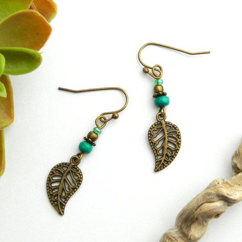 Boucles d'oreilles feuille bronze, perle bleu turquoise