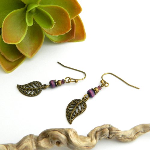 Boucles d'oreilles feuille bronze, perle violettes