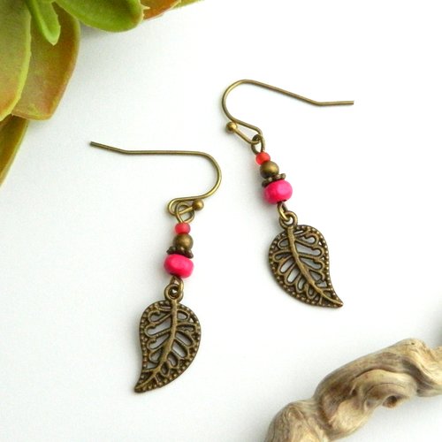 Boucles d'oreilles feuille bronze, perle rose fuchsia