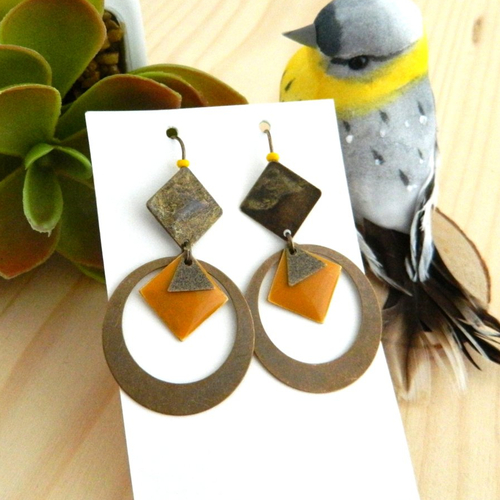 Boucles graphiques jaune moutarde