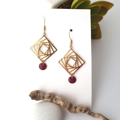 Boucles d'oreilles graphiques, acier doré et émail prune
