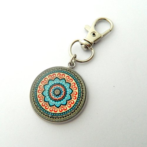 Bijou de sac coloré, motif bleu et rouge