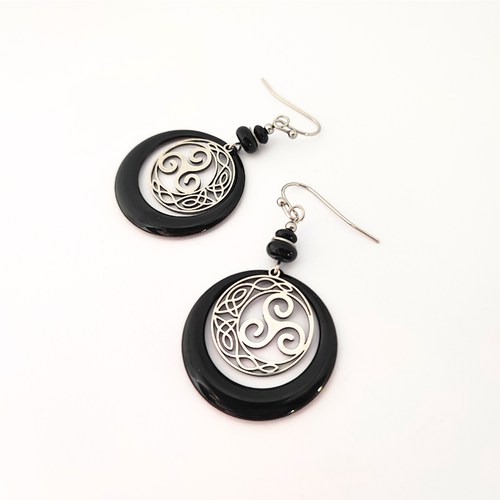 Boucles d'oreilles symbole triskel, noir et acier inoxydable