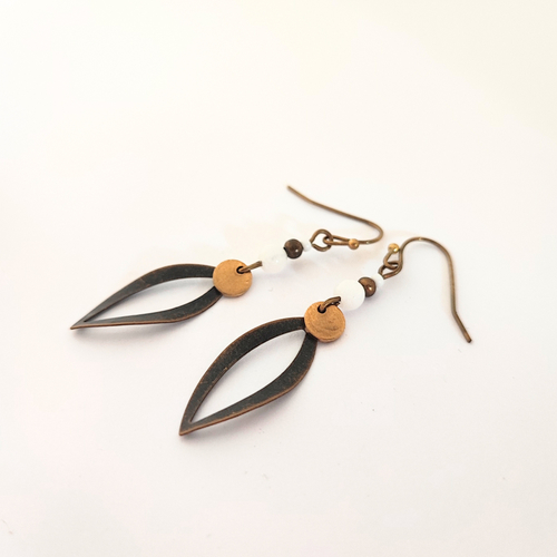 Boucles d'oreilles bronze et perles blanches