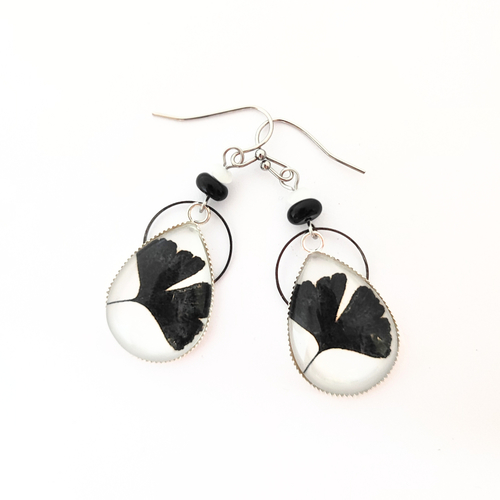 Boucles d'oreilles feuilles ginkgo noires