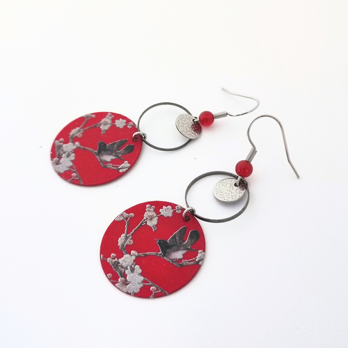 Boucles d'oreilles originales, oiseaux sur fond rouge