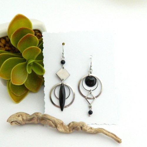 Boucles d’oreilles asymétriques noires femme, bijou original en émail et perles, acier inoxydable, boucles légères, idée cadeau