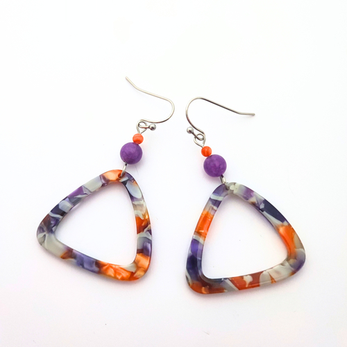 Boucles d'oreilles triangles en acétate colorés et perles assorties