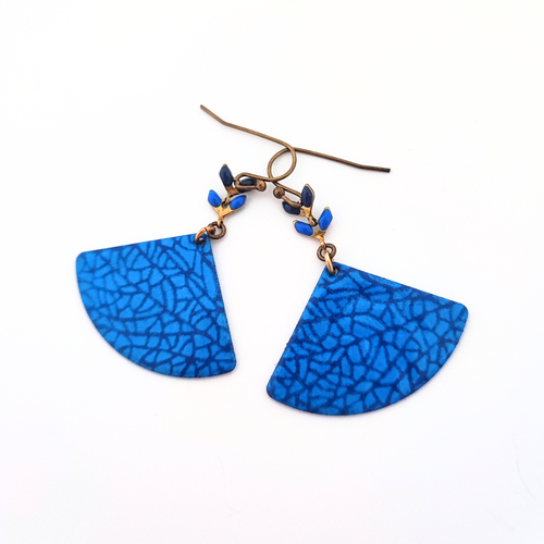Boucles d’oreilles graphiques en émail bleu roi