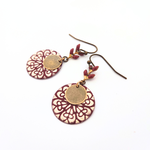 Boucles d'oreilles émaillées, motifs bordeaux et blanc crème
