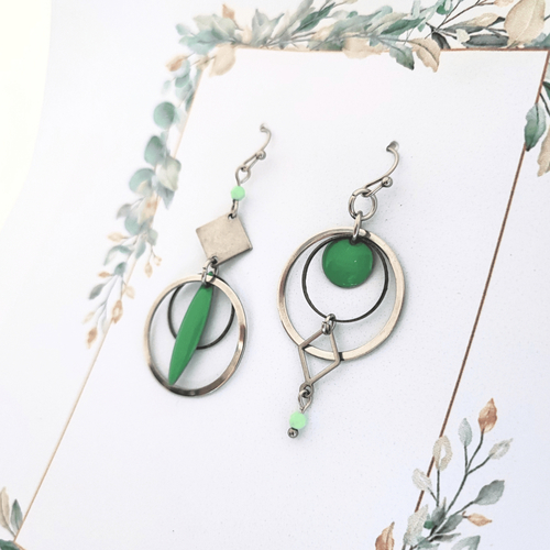 Boucles d'oreilles asymétriques, vert pastel et acier inoxydable, création originale