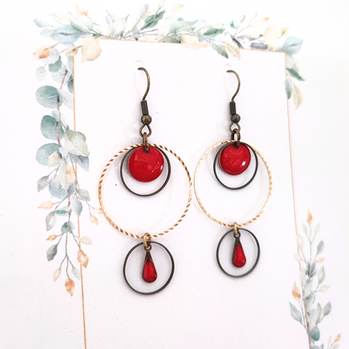 Boucles d’oreilles émaillées rouge, anneaux dorés et bronze, bijou artisanal original