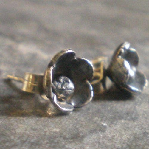 Black blum - boucles d’oreilles puces fleurs en argent sterling oxydé motif  fleurs