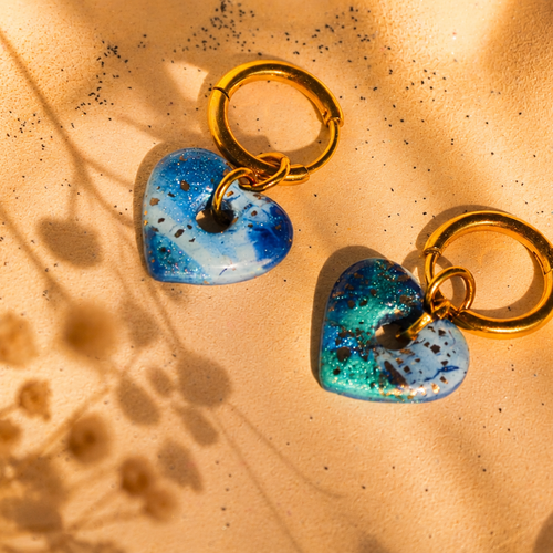 Les mini chloé — boucles d’oreilles cœur bleu océan et doré – bijou fait main inspiré bretagne