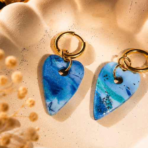 Les maréva — boucles d’oreilles cœur allongé bleu océan et doré – bijou fait main élégant