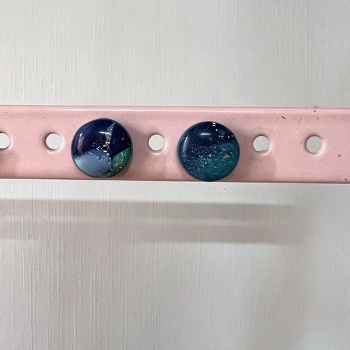 Les écume — puces d’oreilles bleu océan et doré – bijou discret fait main