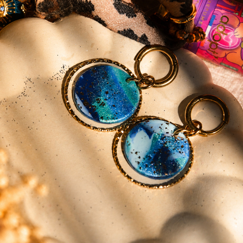 Les naya — boucles d’oreilles créoles bleu océan et doré – bijou fait main élégant