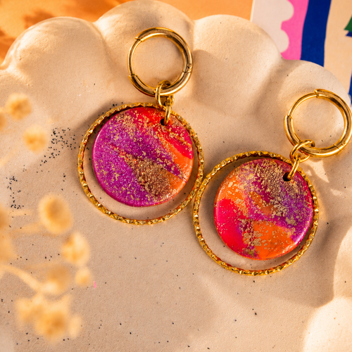 Les naya — boucles d’oreilles rose et orange inspirées des fleurs de vacances – créoles dorées fait main