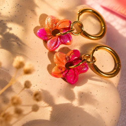 Les juline — boucles d’oreilles fleurs rose et orange – créoles dorées fait main lumineuses